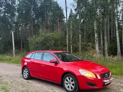 Röd Begagnad 2011 Volvo V60 Kinetic Kombi | 41 500 kr (Marknadspris)