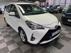 Vit Begagnad 2018 Toyota Yaris Hybrid Active Halvkombi | 144 500 kr (Marknadspris)