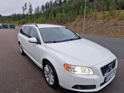 Vit Begagnad 2011 Volvo V70 Momentum Kombi | 105 000 kr (Marknadspris)