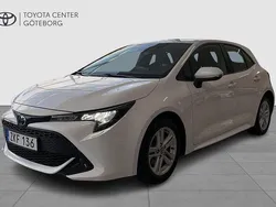 Vit Begagnad 2022 Toyota Corolla Hybrid Active Halvkombi | 249 900 kr (Marknadspris)