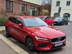 Fusion red metallic Begagnad 2020 Volvo V60 Momentum Kombi | 245 000 kr (Bra pris)