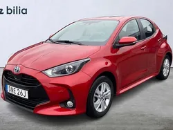 Röd Begagnad 2022 Toyota Yaris Hybrid Active Halvkombi | 234 900 kr (Marknadspris)