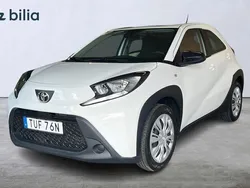 Vit Begagnad 2022 Toyota Aygo Play Halvkombi | 149 900 kr (Bra pris)