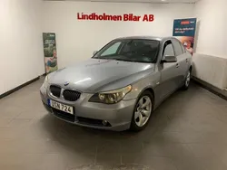 Ljusgrå (grå) Begagnad 2004 BMW 520 Sedan | 46 900 kr (Marknadspris)