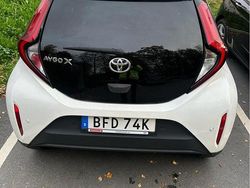 Vit Begagnad 2022 Toyota Aygo X Play SUV | 157 000 kr (Marknadspris)