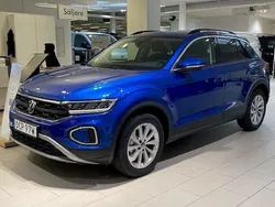 Blå (ravenna blue metallic) Ny 2025 VW T-Roc Life SUV | 367 700 kr (Marknadspris)
