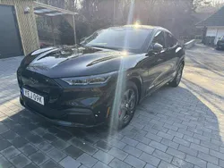 Svart Begagnad 2021 Ford Mustang Mach-E SUV | 334 900 kr (Marknadspris)