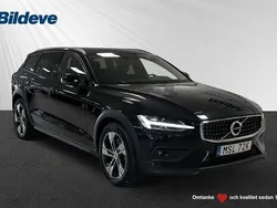 Svart Begagnad 2022 Volvo V60 CC Kombi | 349 900 kr (Marknadspris)