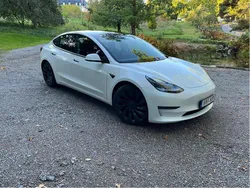 Vit Begagnad 2021 Tesla Model 3 Performance Sedan | 299 999 kr (Marknadspris)