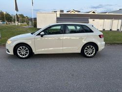 Vit Begagnad 2013 Audi A3 Sportback Attraction Halvkombi | 119 000 kr (Marknadspris)