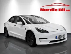 Vit Begagnad 2021 Tesla Model 3 Standard Range Plus Sedan | 249 901 kr (Marknadspris)