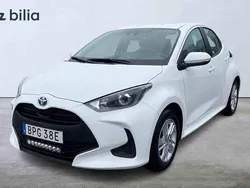 Vit Begagnad 2023 Toyota Yaris Hybrid Halvkombi | 219 900 kr (Marknadspris)