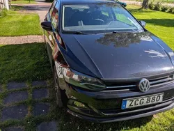 Svart Begagnad 2018 VW Polo Halvkombi | 124 000 kr (Marknadspris)