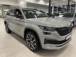 Grå (steel grey) Begagnad 2024 Skoda Kodiaq SportLine SUV | 444 900 kr (Marknadspris)