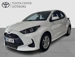 Vit Begagnad 2022 Toyota Yaris Hybrid Active Halvkombi | 199 900 kr (Marknadspris)