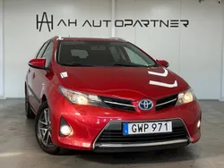Mörkröd Begagnad 2015 Toyota Auris Touring Sports Edition Kombi | 124 900 kr (Marknadspris)