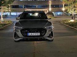 Grå Begagnad 2022 Audi e-tron Black Edition SUV | 469 000 kr (Marknadspris)