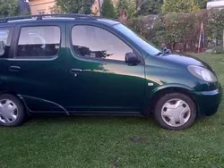 Grön Begagnad 2000 Toyota Yaris Verso Minibuss | 45 000 kr (Lite dyr)