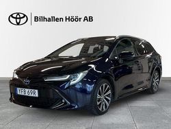 Mörkblå (blå) Begagnad 2022 Toyota Corolla Style Kombi | 294 900 kr (Marknadspris)