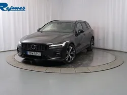 Grå Begagnad 2024 Volvo V60 Plus Kombi | 389 900 kr (Marknadspris)
