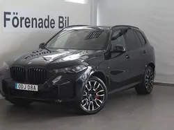 Svart (safirsvart metallic ) Ny 2025 BMW X5 M Sport SUV | 1 131 200 kr (Marknadspris)