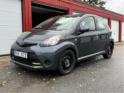 Grå Begagnad 2012 Toyota Aygo Halvkombi | 29 000 kr (Bra pris)