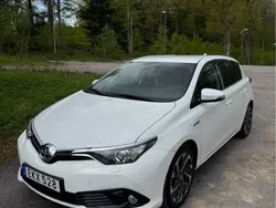 Vit Begagnad 2016 Toyota Auris Hybrid Active Halvkombi | 142 000 kr (Marknadspris)