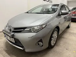 Ljusgrå (grå metallic) Begagnad 2013 Toyota Auris Touring Sports Executive Kombi | 108 900 kr (Marknadspris)