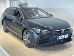 Svart (grenadilla black metallic) Ny 2025 VW Passat R-line Kombi | 556 400 kr (Marknadspris)