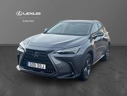 Grå Begagnad 2025 Lexus NX450h+ Executive Line SUV | 629 900 kr (Bra pris)
