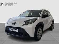 Vit Begagnad 2022 Toyota Aygo Play Halvkombi | 159 900 kr (Marknadspris)