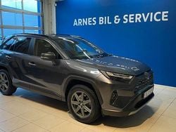Mörkgrå (grå) Begagnad 2023 Toyota RAV4 Hybrid Executive SUV | 419 900 kr (Marknadspris)