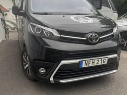 Svart Begagnad 2021 Toyota Proace Van | 320 000 kr (Marknadspris)