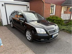 Svart Begagnad 2004 Toyota Avensis Kombi | 33 000 kr (Marknadspris)