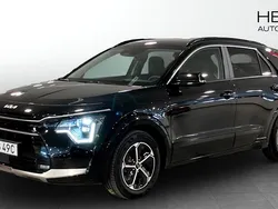 Svart (black) Begagnad 2024 Kia Niro Advance SUV | 379 900 kr (Marknadspris)