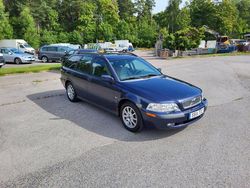Mörkblå Begagnad 2000 Volvo V40 Kombi | 15 900 kr (Lite dyr)