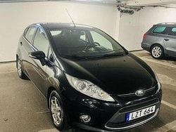 Svart Begagnad 2012 Ford Fiesta Titanium Halvkombi | 38 000 kr (Marknadspris)