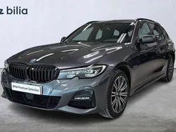 Grå (mineralgrå metallic) Begagnad 2021 BMW 330e M Sport Kombi | 384 900 kr (Dyr)