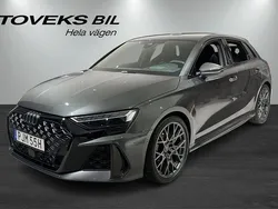 Daytonagrå pärleffekt Ny 2025 Audi RS3 Sportback Sport Halvkombi | 769 900 kr (Bra pris)