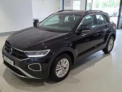 Svart (deep black pearl) Begagnad 2022 VW T-Roc Life SUV | 219 900 kr (Marknadspris)