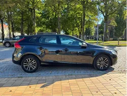 Svart Begagnad 2017 Volvo V40 Momentum Kombi | 140 000 kr (Marknadspris)