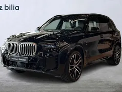 Svart (saphire svart metallic) Begagnad 2024 BMW X5 M Sport SUV | 1 059 900 kr (Marknadspris)