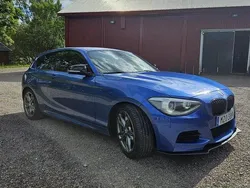 Blå Begagnad 2013 BMW M135 Halvkombi | 219 000 kr (Marknadspris)
