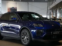 Mörkblå (blå) Begagnad 2024 Porsche Macan 4 Electric SUV | 929 000 kr (Bra pris)