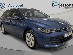 Mörkblå Begagnad 2024 VW Golf VIII Life Kombi | 309 000 kr (Marknadspris)