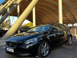 Svart Begagnad 2016 Volvo V40 Kombi | 145 000 kr (Marknadspris)