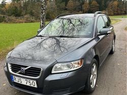 Grå Begagnad 2008 Volvo V50 Kinetic Kombi | 37 000 kr (Marknadspris)