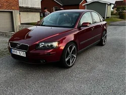 Röd Begagnad 2005 Volvo S40 Kinetic Sedan | 20 000 kr (Marknadspris)