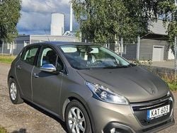 Is grå. Begagnad 2015 Peugeot 208 Halvkombi | 50 000 kr (Marknadspris)