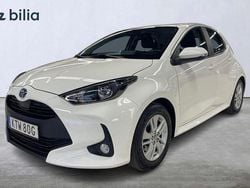 Vit Begagnad 2023 Toyota Yaris Hybrid Active Halvkombi | 224 900 kr (Marknadspris)